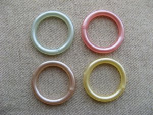 画像1: Vintage Pearlized Plastic Ring Beads 