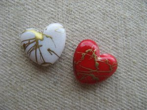 画像2: Vintage style Acrylic Heart+Gold Beads 2個いり