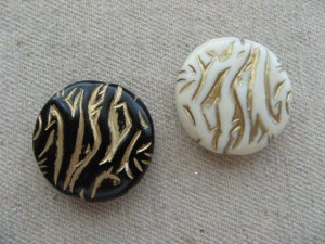 画像1: Vintage style Acrylic Carved Round Beads