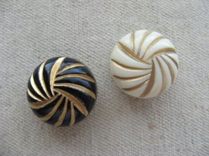 画像1: Vintage style Acrylic Carved Round Beads（Thick)