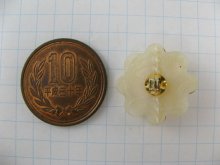 他の写真1: Vintage Plastic Flower Gold+Pearl Button