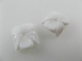 Vintage Plastic White Flower Beads 2個入り