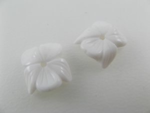 画像1: Vintage Plastic White Flower Beads 2個入り