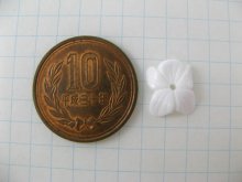 他の写真1: Vintage Plastic White Flower Beads 2個入り