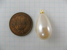 他の写真1: Vintage Plastic Pearl Teardrop Charm
