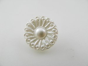 画像1: Plastic Pearlized White/Ivory Flower Button