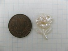 他の写真1: Vintage Plastic Pearlized Flower Cabochon