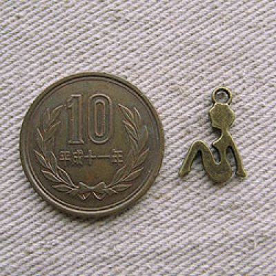 画像1: Mini Girl Charm 2個入り