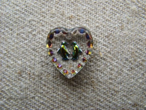 画像1: Tiny Penguin Heart Glass Intaglio Pendant (1)