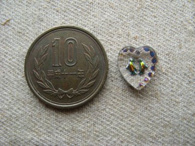 画像1: Tiny Penguin Heart Glass Intaglio Pendant