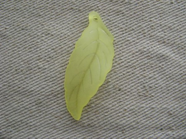 画像1: Lucite Frosted-YELLOW Leaf Pendant charm  (1)