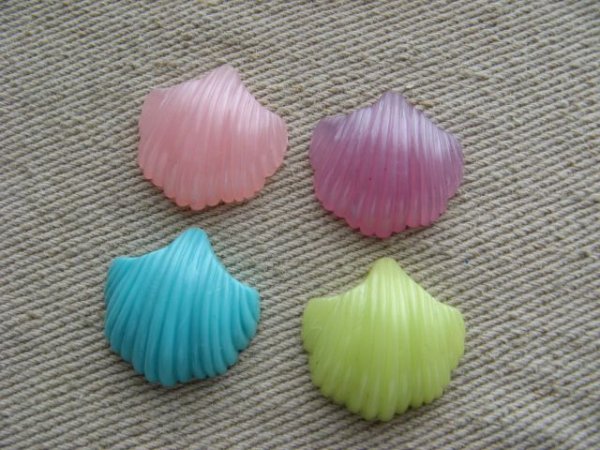 画像1: Vintage Plastic Scalloped-Shell cabochons (1)