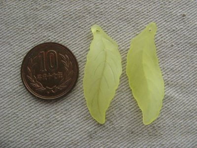 画像1: Lucite Frosted-YELLOW Leaf Pendant charm 