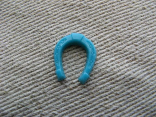 画像1: Vintage Plastic Horseshoe cabs 2個入り (1)