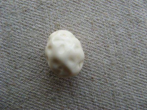 画像1: Vintage Cream Lucite POTATO Beads (1)