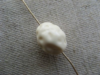 画像2: Vintage Cream Lucite POTATO Beads