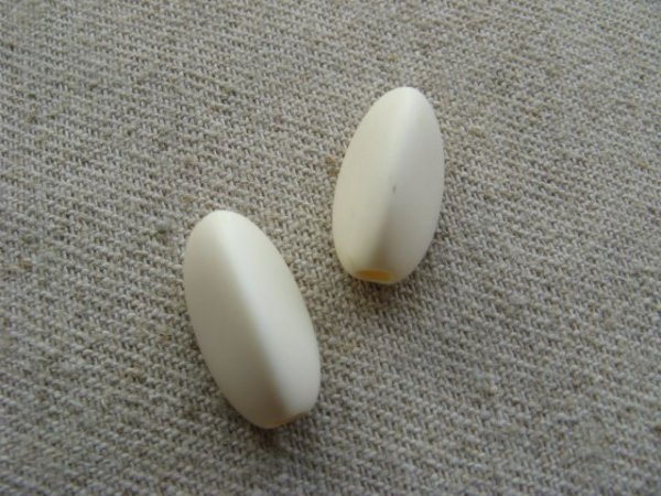 画像1: Plastic M/Ivory Triangle Tube Beads 2個いり (1)