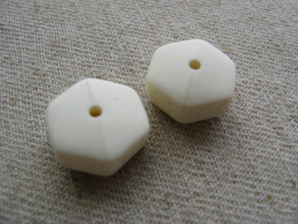 画像1: Plastic M/Ivory Hexagon Rondelle Beads 2個いり  (1)