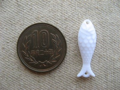 画像1: Vintage White Fish Charm