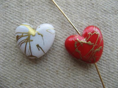 画像2: Vintage style Acrylic Heart+Gold Beads 2個いり