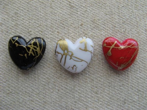 画像1: Vintage style Acrylic Heart+Gold Beads 2個いり (1)