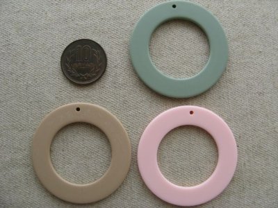 画像1: Vintage Plastic Flat Round Pendat Beads 