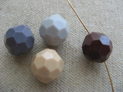 画像2: Vintage Plastic Round Facet Beads