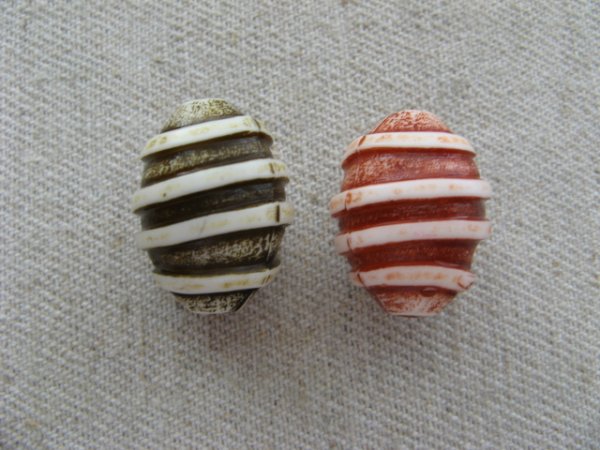 画像1: Vintage Acrylic Tribal Oval Beads (1)