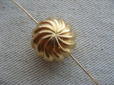 画像2: Platic Metal Gold Swirl Bead