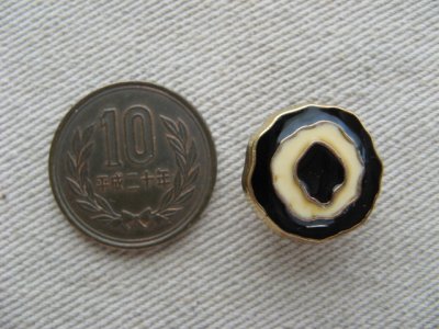 画像1: Vintage Plastic Gold BK/IVO Enamel Button