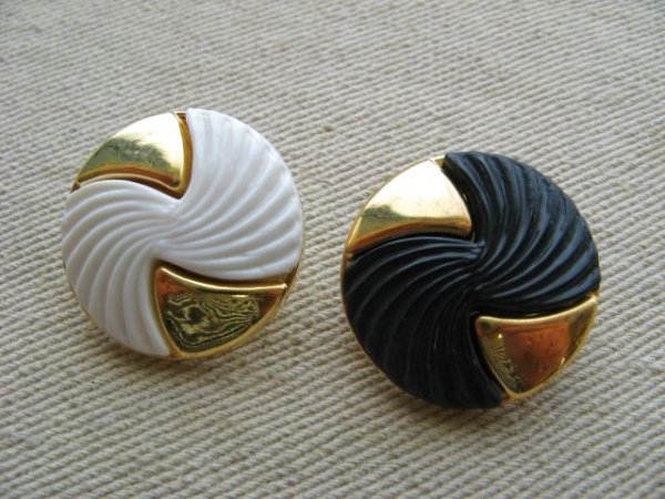 画像1: Vintage Plastic Gold Wave Button  (1)