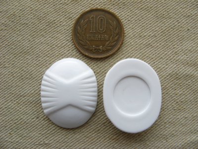 画像1: Vintage Plastic White Ridged Bow Cabochon