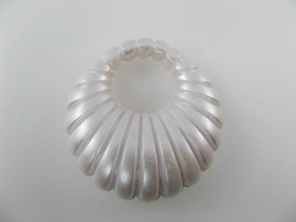 画像1: Vintage Plastic Ridged Pearl hoop (1)