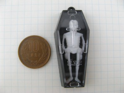 画像1: Skeletons In Coffins Charms