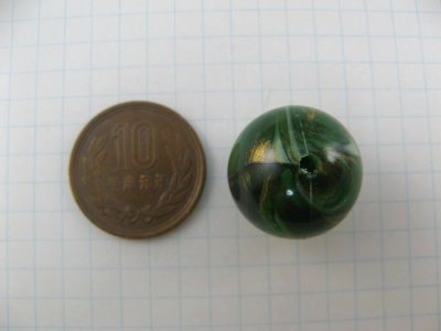 画像1: Vintage Green/Gold Marbled Plastic beads 2個入り