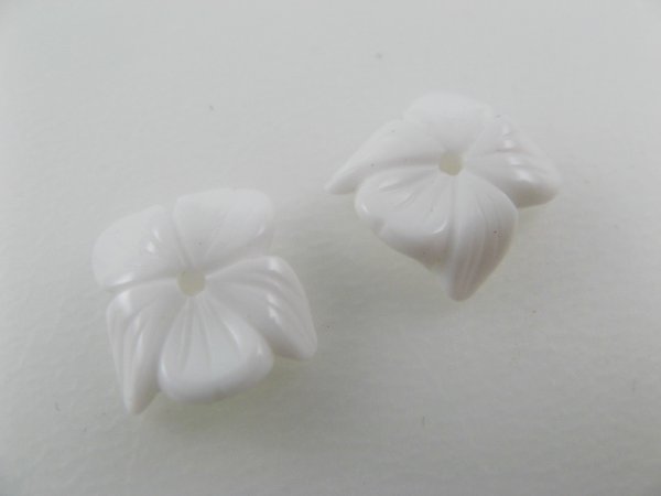 画像1: Vintage Plastic White Flower Beads 2個入り (1)