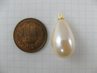 画像1: Vintage Plastic Pearl Teardrop Charm