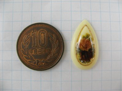 画像1: Vintage Plastic Ivory Flower Pear Cabochon