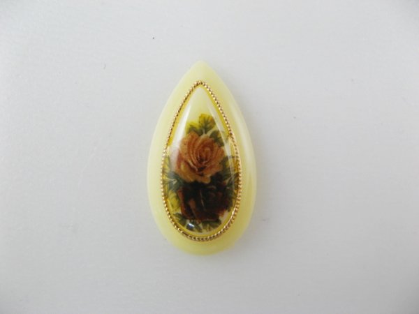 画像1: Vintage Plastic Ivory Flower Pear Cabochon (1)