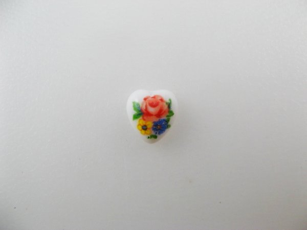 画像1: Vintage Tiny Heart Porcelain Floral Cabochon (1)