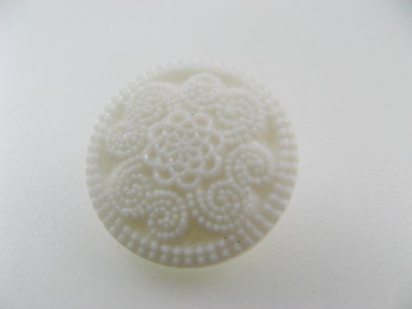画像1: Plastic White Filigree Flower Button (1)