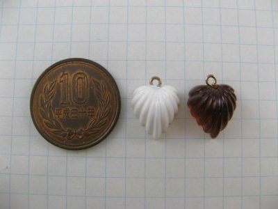 画像1: Vintage Plastic Ridged Heart Dome Charm