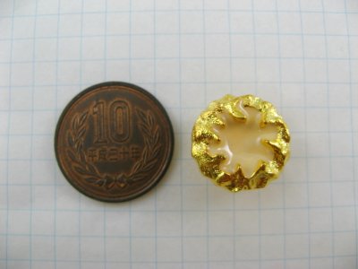画像1: Vintage Plastic Gold Cream crater Button