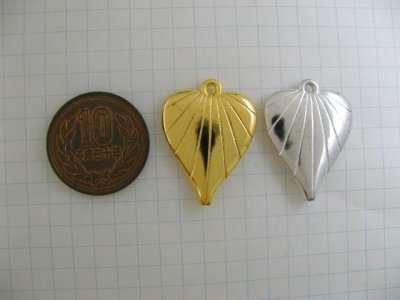 画像1: Vintage Plastic Metallic Line Heart Charm