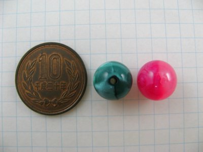 画像1: Vintage Plastic Faux MOP Marbled Ball Beads 4個入り
