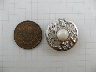 画像1: Plastic Large Silver+Pearl Filigree Button