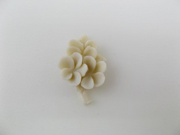 画像1: Vintage Chalk White Flower Cabochon (1)