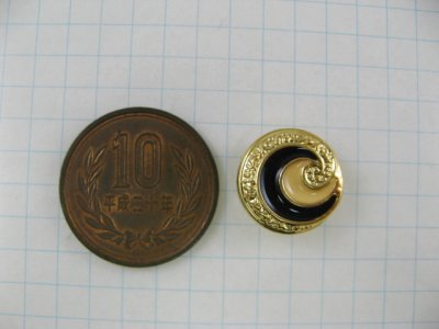 画像1: Vintage Plastic Gold Black Swirl Button