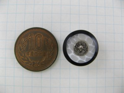 画像1: Vintage Plastic Water Surface Button