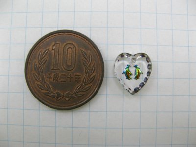 画像1: Tiny Penguin Heart Glass Intaglio Pendant